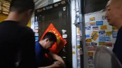 男子持刀劫持两名人质被民警开枪制服 警方公布解救现场画面