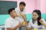 学霸考同学一口气喝三杯饮料，没想女同学一招搞定！太厉害了