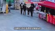 男子“拉车门”盗窃财物，小区物业硬核抓贼