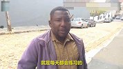 男子一下子模仿好几种动物叫声
