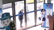 大爷往派出所户籍室门缝塞了张纸条 民警打开一看又惊又喜