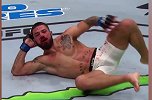 UFC赛场现骚气贵妃卧 满嘴是血野性而滑稽