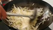 大厨教你素炒绿豆芽，炒出饭店的味道，简单入味，地道的家常菜