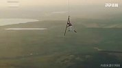 可怕的战斗名族！俄罗斯小哥无保护措施在百米高空反转 简直不要命了