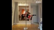 小姐姐演绎花式钢管舞 一个钢管一只猫不能再多了