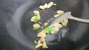 西兰花加些蒜片炒一炒，清脆爽口蒜香味浓郁