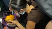 女子地铁上用刀削芒果吃 网友：我想问她刀子怎么带上来