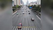 无手男子无证开路虎上路，警方：用双臂夹着方向盘开车，行拘7天