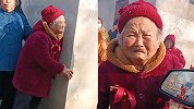 80岁老母亲不舍女儿出嫁 哭成泪人不忘扒车窗叮嘱：你可别哭啊