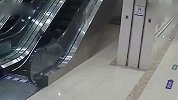 【山东】惊险！老人医院乘坐扶梯踉跄不慎摔倒 头朝下翻滚数圈