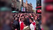 反客为主！阿贾克斯球迷接管伦敦大街 唱跳助威震天响