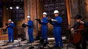 巴黎圣母院大火后唱诗班首次在教堂表演：歌手戴安全帽穿连体工装