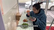 今天忙了一上午，简单的吃一口，干扁四季豆，配上一个凉菜