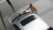 给车搓澡？小轿车违停人行道 大爷直接拿砖头刮引擎盖