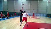 中国男篮-14年-中国男篮海埂集训 李楠变向虚晃单挑许钟豪-新闻
