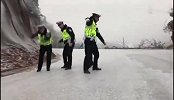 一段交警“滑冰”视频流出 无防滑装备+恶劣工作环境惹争议