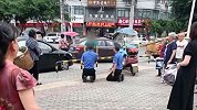 四川绵阳2名城管给商贩下跪 官方：劝阻占道经营无果后“跪劝”