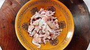 湖南数一数二的下酒菜水煮田鸡，吃完田鸡，用汤泡饭还能吃3碗