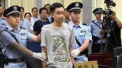 父亲将接20年后打老师男子出狱：十多名家人去接他