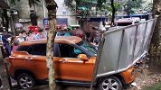 男子开车撞上广告牌抢救无效身亡 警方：悉意外 他患心脏病
