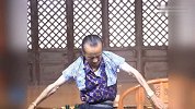 综合-17年-73岁老人秀缩骨功 1米7身高能穿3岁孩童衣服-专题