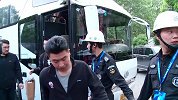 CBA-1718赛季-郭艾伦赵继伟领衔辽宁众将抵达广厦球馆 大量球迷聚集围观-新闻