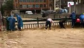 湖南浏阳遭暴雨侵袭 车辆如行船有村民在屋前捡大鱼