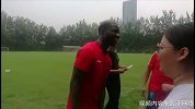 追星的正确打开方式！陕西外援被球迷歌声逗得合不拢嘴