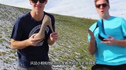 奇葩小伙尝试穿高跟鞋跑步，2秒后，大家忍住别笑！