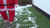 狗狗第一次看到圣诞老人，搞笑的一幕发生了，太好玩了哈哈