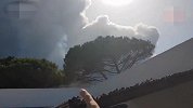 火山爆发火山灰直冲云霄，登山客被碎石击中身亡