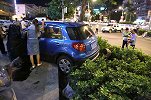 一女子驾驶小轿车 因操作不当致车辆失控冲上人行道 6人被撞伤
