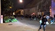巴黎球迷向警方投掷烟花爆竹发生骚乱