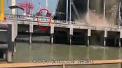 5万吨巨轮“撞”上码头，顶棚瞬间“坍塌”，监控拍“惊险”一幕