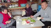 回农村老家，看望奶奶，一起吃个饭，带点自家种的蔬菜