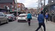 加拿大男子戴两米圆环保持“社交距离” 一路翻车不断场面爆笑