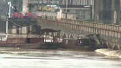 湖南衡东连日大雨，3艘货船轮番撞桥