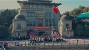 别样感动！武大今晨举行升国旗仪式，现场师生齐挥国旗致敬祖国