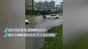 武汉突降暴雨城市秒变水上公园，公交车如船一样