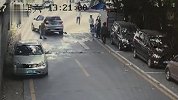 女童打闹冲上马路，家长眼前遭车碾