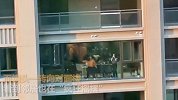 女孩在家“宅出新技能” 落地窗前和对面楼邻居疯狂斗舞PK