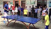 篮球-17年-变身孩子王！加里纳利与小球迷比拼乒乓球-专题