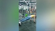 妹子太长腿太美了 这样的健身方式可不轻松