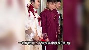 伴郎偷伴娘红包，装作很忙的样子偷拿成功：眼里全是对红包的渴望