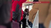 男子公交车上“霸凌式”占座，跷二郎腿阻挡内侧空位