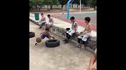 爱篮球没有理由！多么苦的条件也能坚持 加油吧孩子们