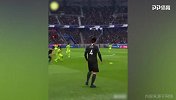 笑喷！范戴克FIFA里大脚解围 顺带把进攻球员踢飞了