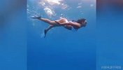 人鱼出海！乔治娜唯美潜水 完美身材沐浴柔波