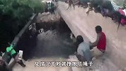 桥底下出现“神秘黑影”，两个小伙拿绳子硬刚，周围满是吃瓜群众