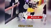 女子醉酒后失控，坐地猛踹餐厅玻璃围栏致损坏，店家：拦都拦不住